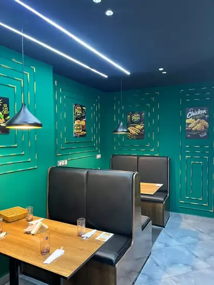 Salle aux murs verts et box en cuir
