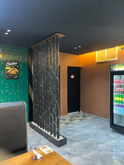 Séparation décorative et frigo à boissons